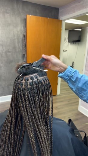 Smedium knotless braids in real time. Colors 4, 27, 30 #hair #braids #braider ##knotlessbraids #knotlessbraider #jaxbraids #jaxbraider #jaxhairstylist #jaxhair #floridabraider