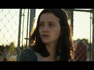 Slender Man (2018) Hallie es vigilada por Slender Man | Español Latino