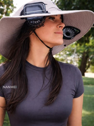 Possui 3 velocidades de ventilação, funcionando diretamente com luz solar ou pela bateria integrada de 300 mAh com carregamento USB. Os mini ventiladores na aba direcionam o ar para o rosto, garantindo resfriamento imediato, sem uso das mãos. Conta com proteção UV UPF 50 , aba larga de 12 cm, material resistente à água e painéis solares de alta eficiência. Leve, confortável e respirável, é ideal para praia, trilhas, pesca, camping, jardinagem e atividades ao ar livre no calor intenso ☀️🌬️ #fypp