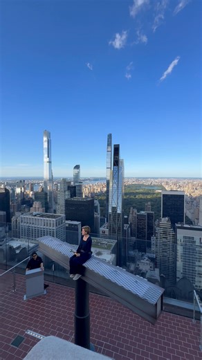 New York City’s Most Thrilling Adventure at Top Of The Rock called The Beam 😮 Will you try it?? The Beam at Top of the Rock is a thrilling new attraction on the 69th floor of Rockefeller Center, inspired by the iconic 1932 photo Lunch Atop a Skyscraper. Visitors sit on a steel beam that rises about 12 feet above the observation deck before rotating 180 degrees, offering sweeping views of Central Park and the Manhattan skyline. The entire ride lasts around 90 seconds, and while it’s not included