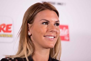 "J’en ai les larmes aux yeux" : Amélie Neten anéantie, elle réagit au départ à la retraite de l’emblématique Voix de "Secret Story"