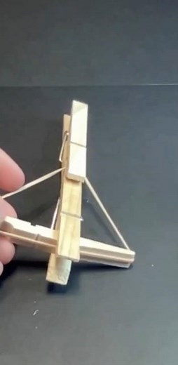 Comment faire une mini arbalète facilement et rapidement.