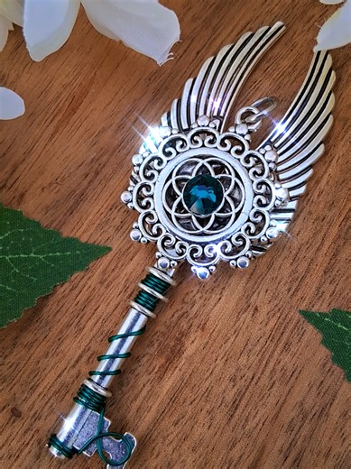 I have several crystal color options for this key along with free stainless steel chains up to 27 inches long. #seedoflife #floweriflife #sacredgeometry #spiritual #spiritualjewelry