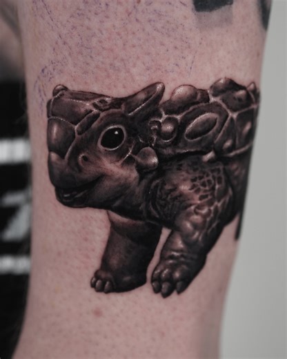 Louis | 愷🇹🇼🇦🇺 | The cutest piece I’ve ever done so far🦖 #blackandgreytattoo #jurassicworld #realism #tattoo | Instagram