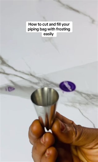 #creatorsearchinsights How to cut and fill your piping bag neatly as a beginner #howtocutandfillyourpipingbagneatly #fyp #cakedecorating