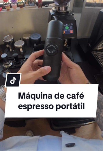 Máquina de espresso portátil | Cafetera portátil. Aquí les muestro una review de esta cafetera portátil para extraer espresso, la verdad que no me ha parecido mala, solo es cuestión de ir probando y sacándole el mejor provecho. Cuéntame en los comentarios que te parecio! Y si deseas ver un próximo video probando la otra cafetera ☺️ #fyp #barista #coffeetok #coffeetiktok #cafetería