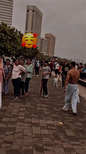 fitdeepak_gym on Instagram: "bodybuilders in public_😍👀 . . . #fitness #bodybuilding #reaction #bodybuilding #fitmodel #fitnesstrainer #motivation #bodybuilding #trendingreels #instagram #gym #fitness #ds__creator"