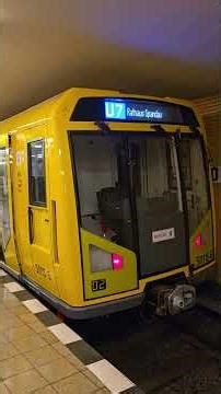 Ein und Ausfahrt vom H97 5018 am U-Bahnhof Möckernbrücke U7 U-Bahn Berlin