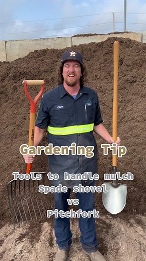 Using the right tools when spreading mulch will save you time and physical wear. Use a pitchfork vs a shovel to increase efficiency when mulching your landscape beds. #gardeningtips #mulch #gardening #mulching #shovel #pitchfork #diy #texas