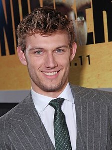 英国イケメン俳優アレックス・ペティファー、共演者もとりこにするその魅力とは!?｜シネマトゥデイ