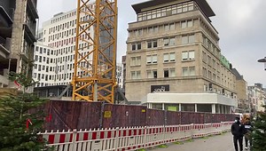 Mitten auf dem Willy-Brandt-Platz steht jetzt ein imposanter Baukran: 45 Meter hoch und 75 Tonnen schwer. Er gehört zur Großbaustelle Königshof. | WAZ Essen