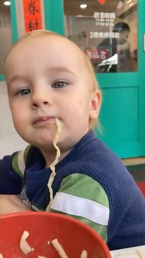 外國小朋友吃牛肉麵喝綠茶🥰 #shorts #food #taiwan