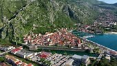 Vue aérienne de la vieille ville de Kotor, Monténégro. La baie de...