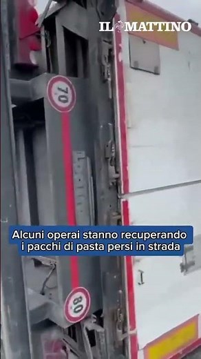 Incidente a Maddaloni, camion si ribalta in curva: carico caduto in strada, conducente illeso