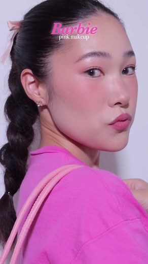 Expert Makeup Artist Tutorial on Cosmetics