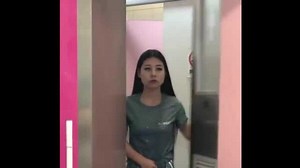 美女急着上厕所，结果遇到厕所坑位已满，最终还是憋不住了，太丢人了