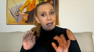 Rita Cadillac relembra sufoco com fantasia no carnaval: ‘Colou na minha pele com superbonder’
