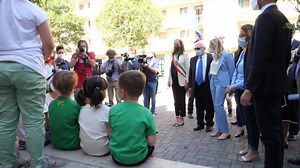 🤖👾 Robot educativi, coding, giochi matematici per #LaScuoladEstate. Questa mattina il Ministro dell’Istruzione Patrizio Bianchi ha visitato l’Istituto Comprensivo statale “Piero della Francesca” di Firenze. ☀️ Seguite il racconto dalle scuole sul sito dedicato ▶️ pianoestate.static.istruzione.it/index.html | Ministero dell'Istruzione e del Merito