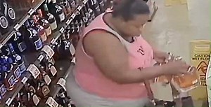 6.9M views · 18K reactions | ¡¡Es viernes y ella lo sabee!! ¿¿Cuantas botellas se llevó?? Esa cartera parece que no tiene fin... | Fernando Fernandez | Facebook