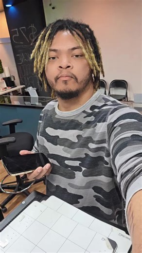 Phone bulging? 😬 That battery might be the culprit! See why screens crack from the INSIDE. 🤯 #TechFacts #PhoneRepair #YoshisTronics #TechTips #BatteryProblems #SanAntonio #PhoneHacks #YoshisTronics