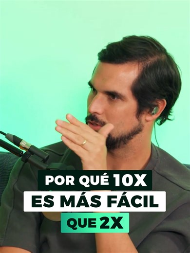 ¿Por qué crecer al doble te puede estar frenando? 📈 El libro 10x is Easier than 2x, de Dan Sullivan y Benjamin Hardy, plantea algo que va contra la intuición: crecer 2x exige más de lo mismo, más horas, más esfuerzo, más trabajo. Crecer 10x, en cambio, obliga a borrar todo y hacerlo distinto. 🔄 Esa idea llevó a Daniel a soltar el coaching y varios proyectos para enfocarse en una sola cosa: creación de contenido y educación. El resultado fue más tiempo libre y más eficiencia, no menos. ⚡ La dif