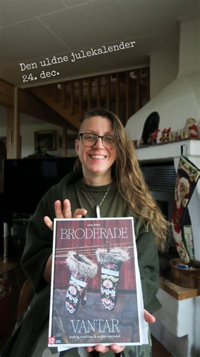 Engelhardt•Embroidery on Instagram: "Vanter og luffer af vadmel med broderi 🧤 Låge 24. i den uldne julekalender 🎄 @lina.odells smukke bog "Broderade Vantar" er guf for sanserne og proppet med inspiration til dig der gerne vil brodere mønstre fra folkedragten 🧶🇸🇪 Glædelig jul herfra!! Må den blive fuld af nørderier, bløde pakker og masser af hygge!! 🕯❄️ #yllebroderi #uldbroderi #vanter #mittens #julekalender"