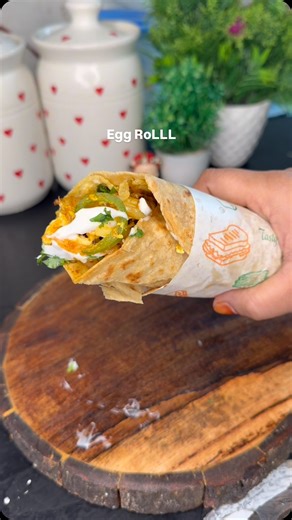 Sara Daily Recipes on Instagram: "Healty Super delicious Egg Roll recipe Ingredients🔽 flour Eggs 2 Water Salt Oil Cabbage Capsicum Onion sliced Green chili Black pepper Soy sauce Chili sauce Tomato ketchup Salt #EggRoll #EggRollRecipe #StreetStyleEggRoll #QuickRecipe #HomeCooking #EasySnacks #YummyFood #Foodie #CookingLove #TastyRecipes #EggRecipe #EveningSnacks #SnackTime #FoodShorts #RecipeReels #viral #trending #saradailyrecipes"