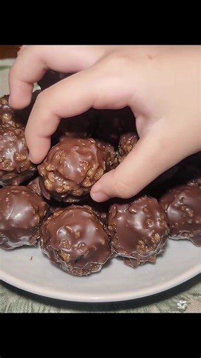 "OMG, I whipped these up for a quick treat and now I'm in trouble - they vanished before I could even blink! Decadent, nutty, and oh-so-addictive, you need to try these!" Recipe in 💬 👇 | Cooking Ideas & Recipes