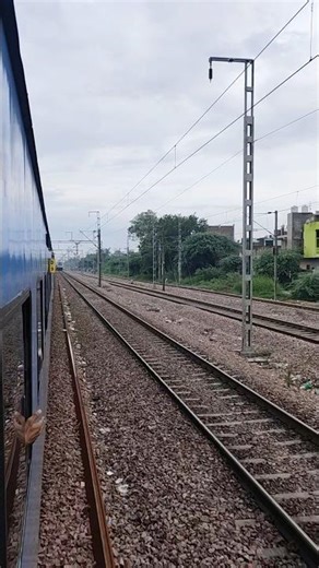 Taj Express cross To Mumbai Central Rajdhani #indianrailways #train #ytshorts #wap7#railfan #shorts