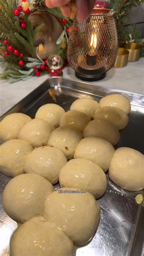 "Christmas tree” stuffing sliders? ... sure, if you squint. 🤭 took stuffing out of the sidelines and turned it into golden, fluffy, sausage-packed slider buns topped with crispy onions, then stuffed (again) with cheesy, chutney-y goodness. They’re cute, they’re festive, and they… may or may not resemble an actual Christmas tree. Use your imagination x | Twisted Explore