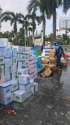 Sáng sớm ngày 23/11 nước rút , hàng cứu trợ khẩn cấp của Doanh Nhân Hoai Anh LE đã đến trong đêm và được phân chia gồm 5 xe, một xe tải hai tấn, 4 xe bán tải và những xe SUV khác lại lên đường trao nốt yêu thương của chị yến hàng 13 tấn và nước mắm, dầu ăn tới những điểm sâu nhất chưa hoặc ít nhận được hàng cứu trợ. Cùng với đội của tôi , chúng tôi được sự hỗ trợ lớn của nhóm Phú Yên Marathon để vận chuyển, chia , phát quà trong ngày hôm qua và hôm nay. Xin chia sẻ hàng hoá của chúng tôi đã vào 