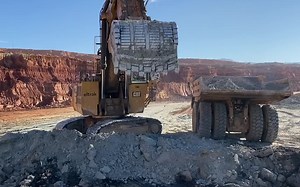 【Mega Machines Channel】关于巨大的卡特彼勒 6040 挖掘机的介绍 - 规格