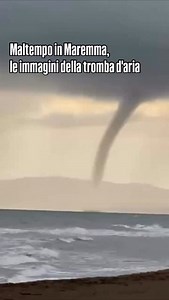 L’evento è stato ripreso dal titolare di uno stabilimento balneare di Marina di Grosseto. La tromba d’aria era all’altezza di Castiglione della Pescaia: dal mare è passata sulla riserva naturale della Diaccia Botrona, senza fare alcun danno. (video di Walter Maretti) | Il Tirreno