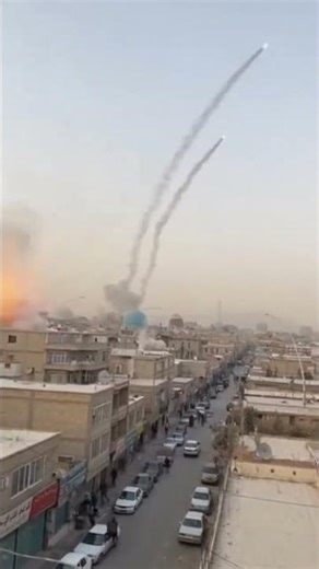 Explosions & Missile Trails Over City! #cityunderattack #missiles #explosions