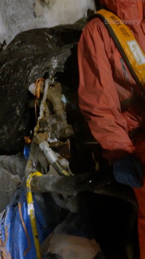 A freezing wave knocks Freddy off his feet 🥶 #DeadliestCatch | Deadliest Catch