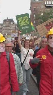Thousands at climate march: 'Politics falling short'