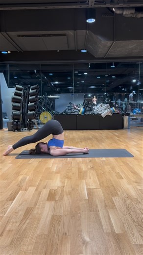Kerttu Rissanen on Instagram: "Tänään oli vika hot vinyasa ennen joulua ja vedettiin fun class eli kaikki suosikki temppuilut yhdellä tunnilla!🙌🏻🔥 Hiki tuli! #vinyasa #jooga"