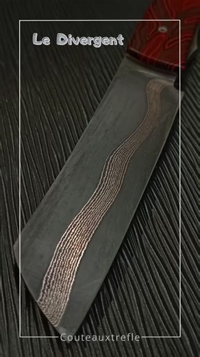 Pour le salon d Annecy, un beau Divergent ! Lame damas carbone dark mai......Cuivre acier 80crv2 . Manche G10......fausse pièce fat-carbone. #ledivergent #divergentknife #darkmai | Couteaux Trefle