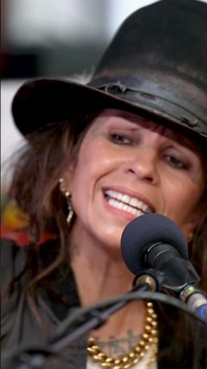 Linda Perry took us right back to the 90s with 4 Non Blonde's iconic 'What's Up' 🎶