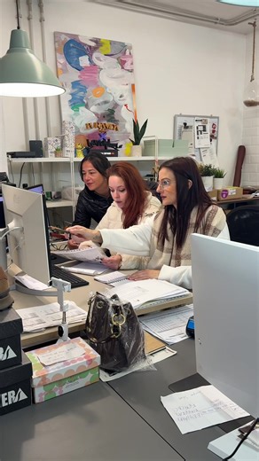 Trabajo en equipo nivel: ✔ Pantallas encendidas ✔ Cara de concentración ✔ La Reina del Flow de fondo 🎶😂 #Humor #TrabajoEnEquipo CalzadosElche #LaReinadelFlow