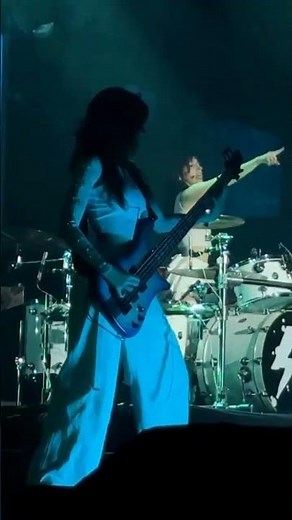 Alejandra Villarreal #rock #concert #livemusic ‪@TheWarningArmy‬ ‪@TheWarning‬ ‪@TheWarningPeru‬