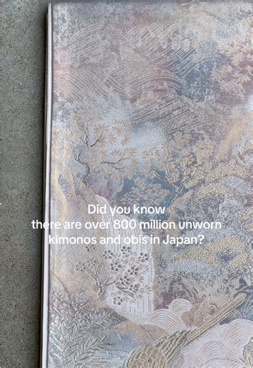 Did you know there are over 800 million unworn kimonos and obis in Japan? Most are tucked away, forgotten — yet they’re filled with history, artistry, and meaning. At LOOP STUDIO, I upcycle these beautiful textiles into one-of-a-kind bags, giving them a second life while celebrating tradition in a modern, wearable way🫶🏻 #upcycling #kimono #obi #帯リメイク #sustainablefashion