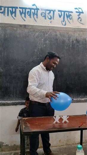 Making tissue paper to dance with balloon ll Static Electricity