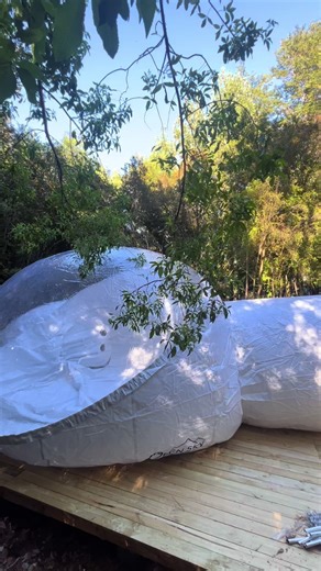 ¡Mira cómo cobramos vida en minutos! En este video en cámara rápida te mostramos el proceso de inflado e instalación de una burbuja Open Sky sobre una terraza de madera. Desde la preparación de la estructura hasta el montaje final, verás lo fácil y eficiente que es transformar un espacio en una experiencia única de hospedaje. 🌿✨ ¿Te imaginas despertar con vista panorámica a la naturaleza? Descubre más sobre Open Sky Hotel Burbuja y cómo puedes vivir esta experiencia. #OpenSky #HotelBurbuja #Gla