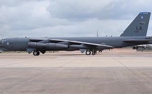 B-52H轰炸机起飞姿态展示，地面视角下依旧巨大！