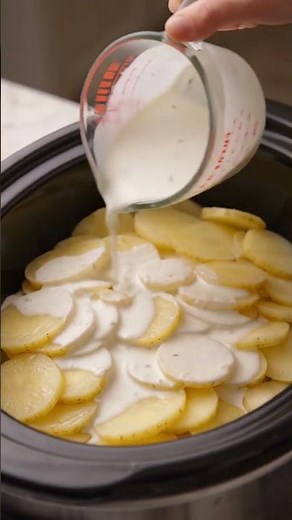 Slow Cooker Creamy Scalloped Potatoes 🥔🥛