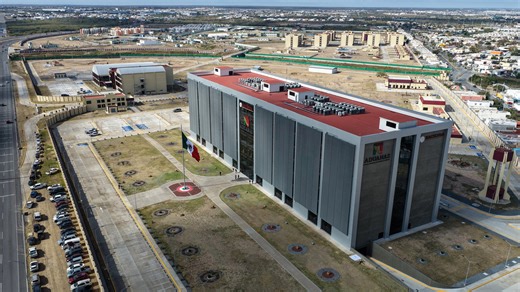 En Nuevo Laredo inauguramos las instalaciones de la Agencia Nacional de Aduanas de México, donde vivirán más de mil trabajadores y sus familias. Entre 2024 y 2025, los ingresos por aduanas aumentaron 16 por ciento para apoyar el desarrollo del país. Con honestidad siguen los resultados. | Claudia Sheinbaum Pardo