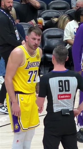Luka estaba visiblemente molesto después de que Zion le diera un puñetazo en las pelotas... y no recibió el silbato. (Via LADEig/X) #LukaDoncic #Lakers #NBA #Basketball #Baloncesto