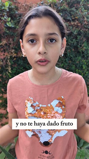 🐝 ¿Qué es la polinización y por qué es importante? 🌸 La polinización es cuando una abeja visita una flor y, sin querer, lleva el polen de una flor a otra. Ese polen ayuda a que las plantas puedan dar frutos, semillas y nuevas flores. Sin las abejas y otros polinizadores, muchas frutas y verduras que comemos no existirían. Así que cada vez que veas una abeja, recuerda: 🌱 ella está ayudando a que el mundo siga lleno de vida. 💛🐝 #abejas #polinizadores #abejasymiel #huerto | Miel LEYCA