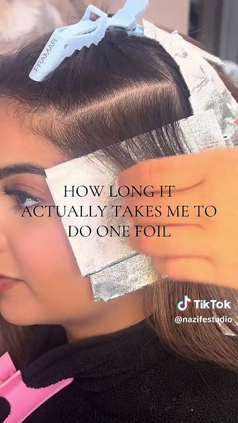 MY SECRETS TO FOILING FASTER - Always keep your comb in your hand, never put it down! - Practice your foil placement, I do the same foil placement on majority of my clients. - Don’t over complicate your sectioning and don’t over fold your foils. - Sometimes it’s a good idea to use a lower developer at the beginning and slowly bump it up as you go, that way your foils are all done at the same time. #hairdressersoftiktok #hairtok #hairstylistsoftiktok #hairdressing #haircolourist